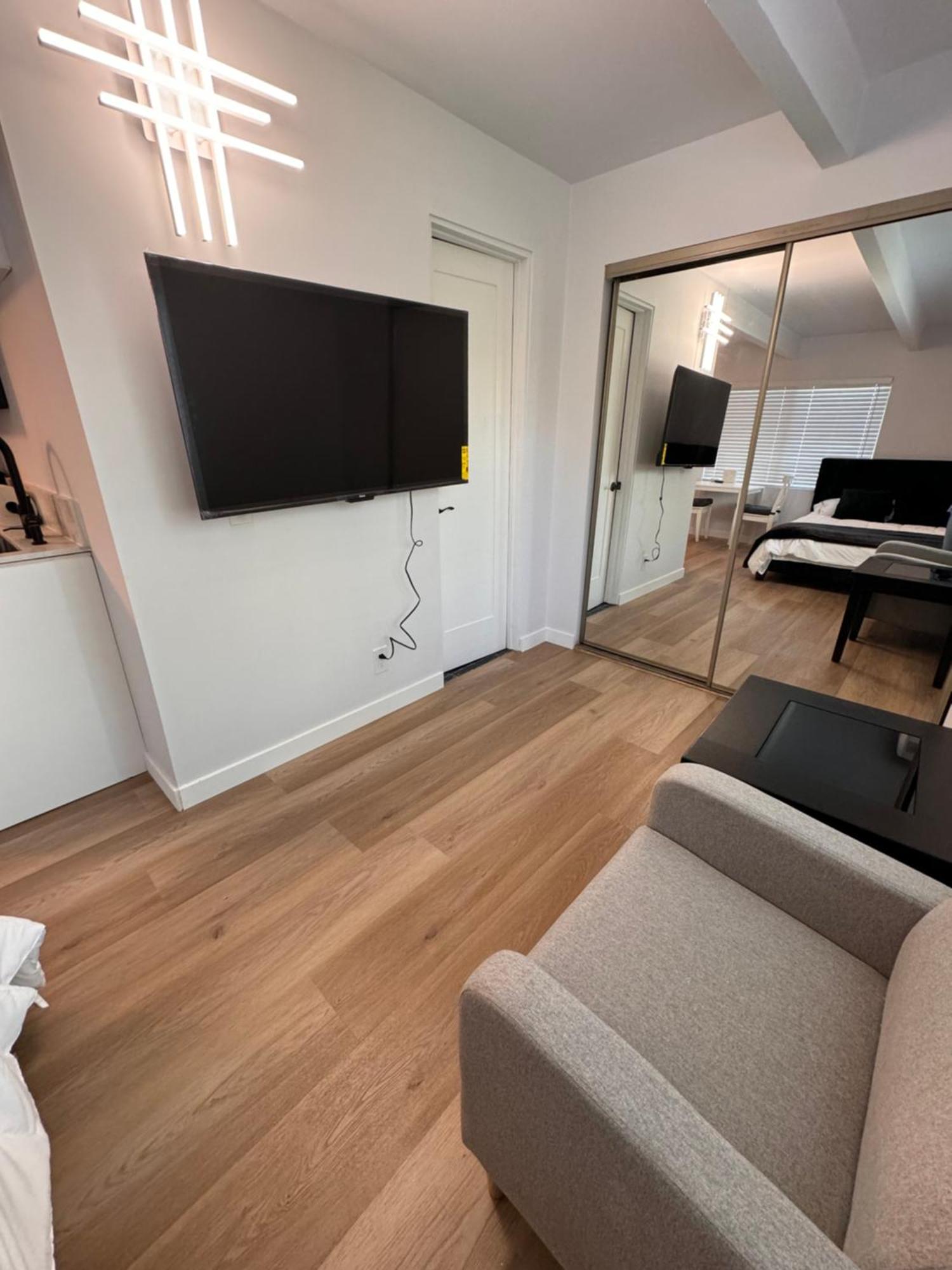 Modern Stylish &cozy Back Unit Bed & Breakfast Los Angeles
